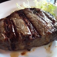 Rib-eye bij Gauchos Fraai stuk vlees, zeer smakelijk en goed gegrild, waarlijk een eenvoudige doch voedzame maaltijd. Rib-eye bij Gauchos Fraai stuk vlees, zeer smakelijk en goed gegrild, waarlijk een eenvoudige doch voedzame maaltijd. • <a style="font-size:0.8em;" href="http://www.flickr.com/photos/88422686@N06/13974920944/" target="_blank">View on Flickr</a>