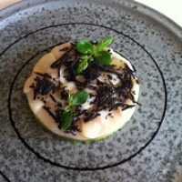 Coquilles met ganzenlever bij Fred.    Zeer fraai gerecht met appel, ganzenlever, coquilles en truffel. Niet alleen een plaatje om te zien, ook zeer hoog op smaak en een zeer bijzondere combinatie. Bijzonder en toch erg lekker! Coquilles met ganzenlever bij Fred.    Zeer fraai gerecht met appel, ganzenlever, coquilles en truffel. Niet alleen een plaatje om te zien, ook zeer hoog op smaak en een zeer bijzondere combinatie. Bijzonder en toch erg lekker! • <a style="font-size:0.8em;" href="http://www.flickr.com/photos/88422686@N06/14073159292/" target="_blank">View on Flickr</a>